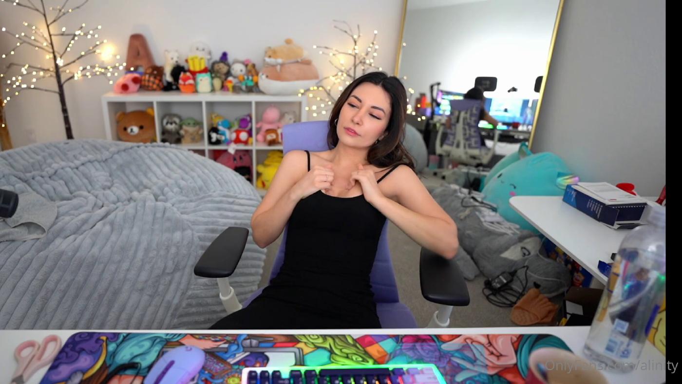 alinity_horny_looking_at_porn_onlyfans_video_leaked-pscvtv