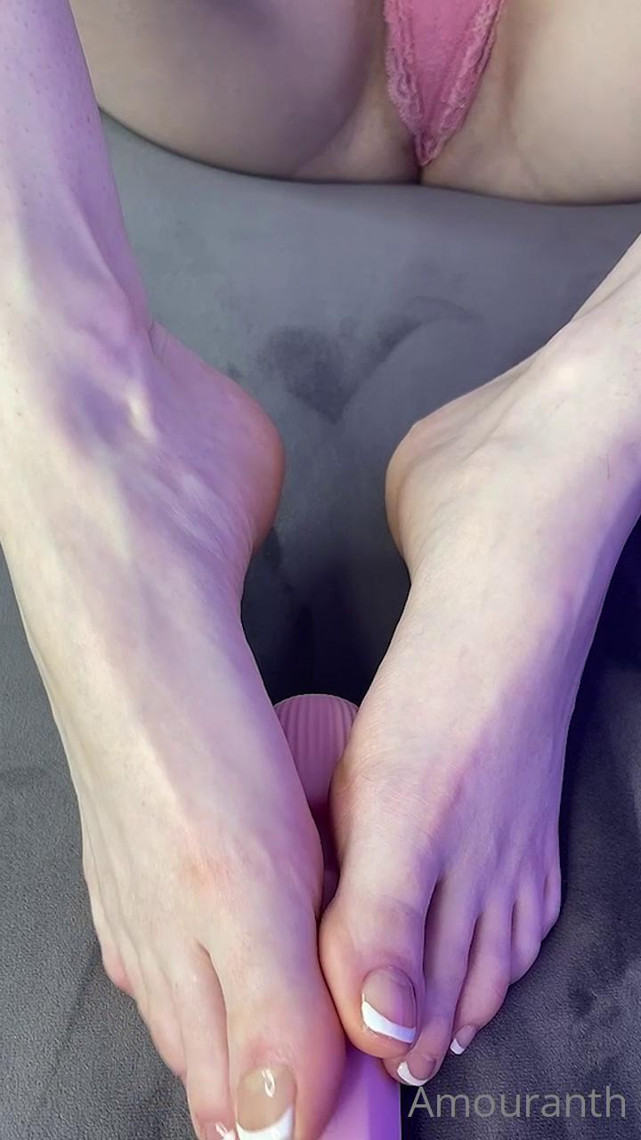 amouranth_feet_vibrator_pussy_tease_onlyfans_video_leaked-lnlqjf
