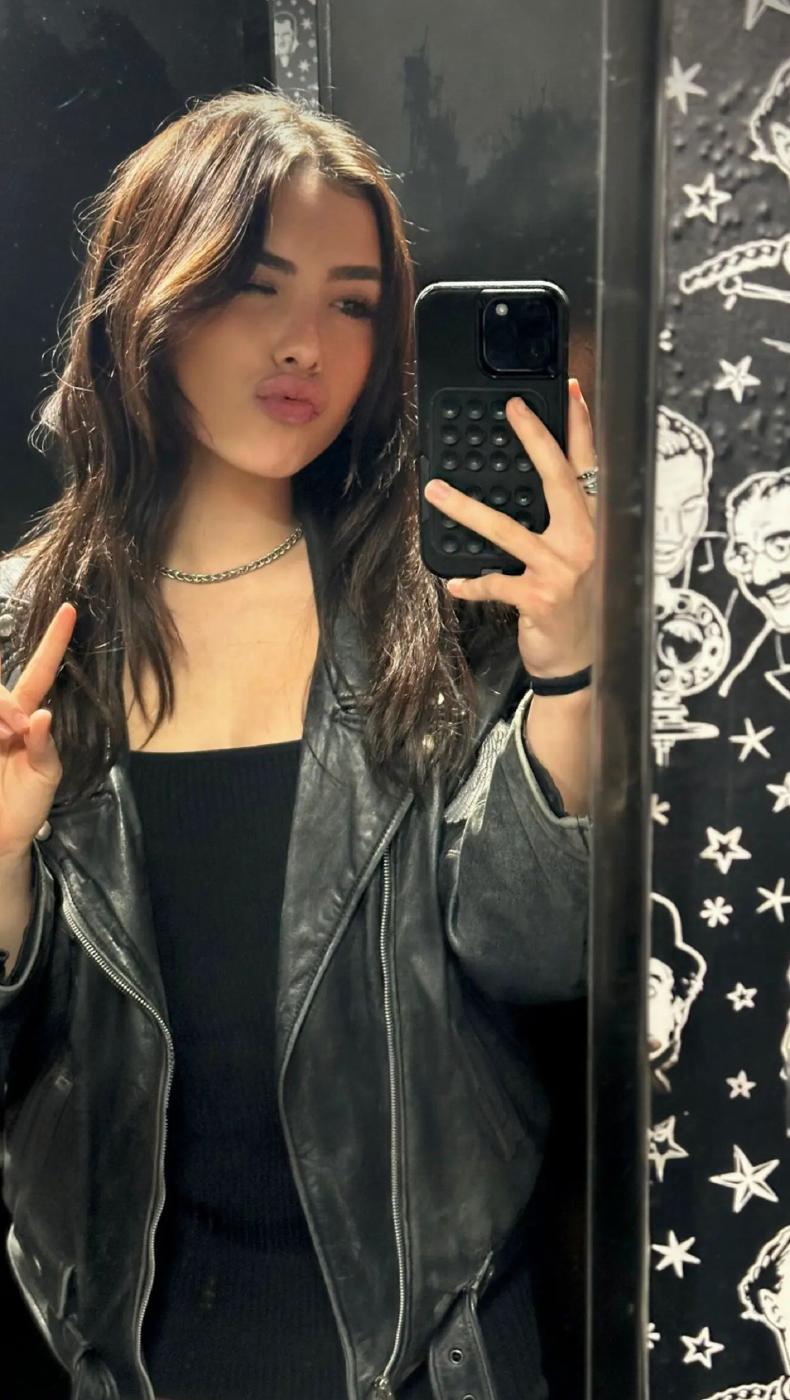 andrea_botez_sexy_outfit_mirror_selfies_set_leaked-joezdd