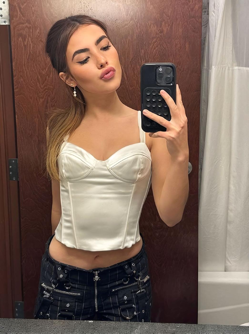 andrea_botez_sexy_outfit_mirror_selfies_set_leaked-wlmyld