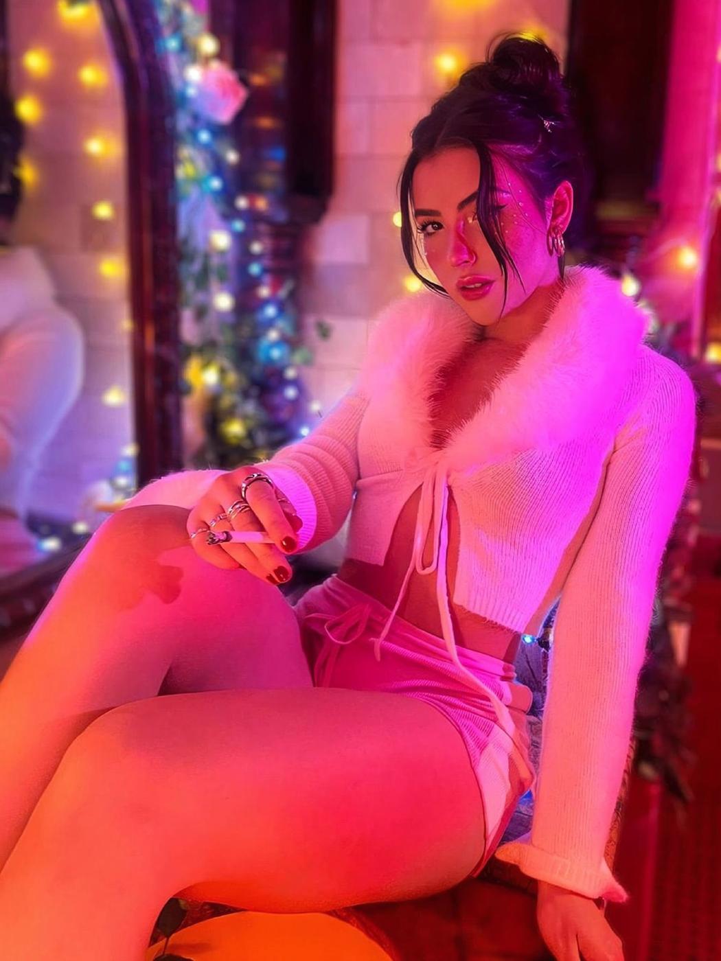 andrea_botez_sexy_teasing_outfit_set_leaked-zdsqmo