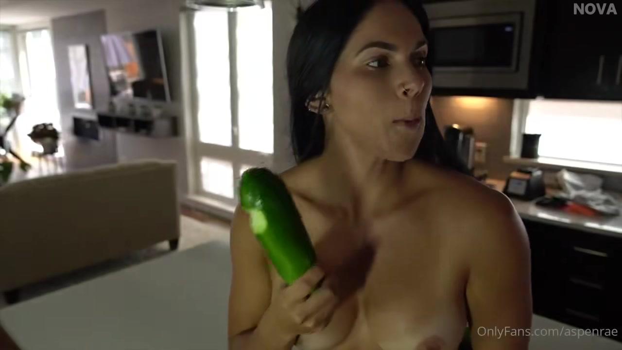 aspen_rae_zucchini_masturbation_onlyfans_video_leaked-npxtln