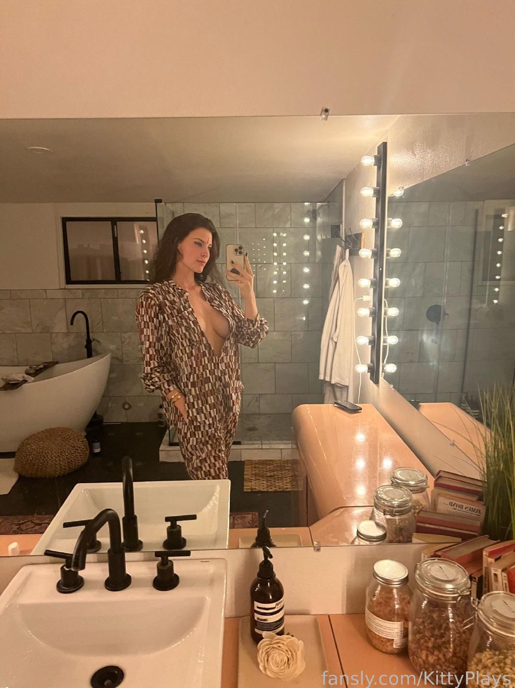 kittyplays_sexy_cleavage_mirror_selfies_fansly_set_leaked-xzudmg