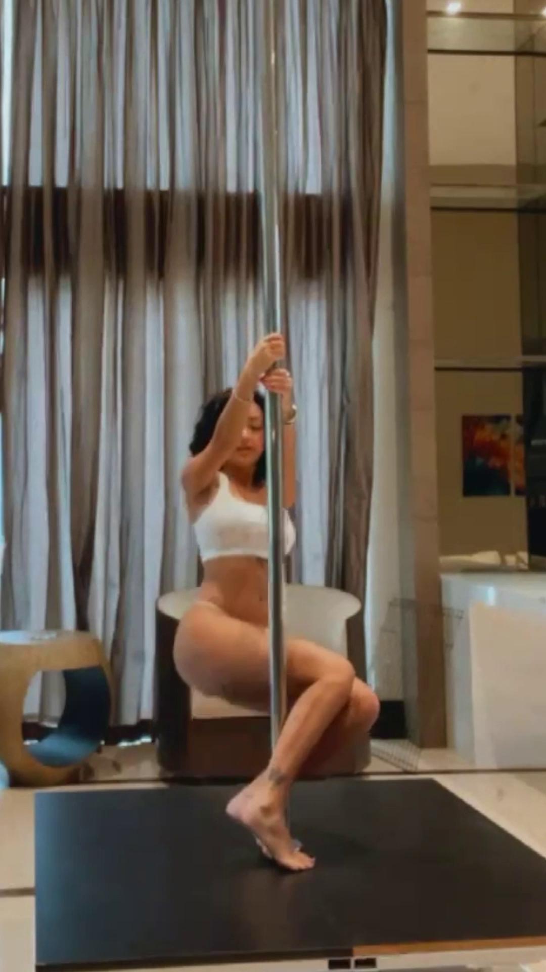 malu_trevejo_g-string_stripper_pole_dancing_onlyfans_video_leaked-jetbdc
