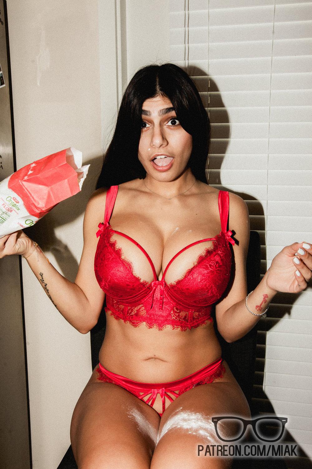 mia_khalifa_lingerie_cooking_patreon_set_leaked-amnhbd