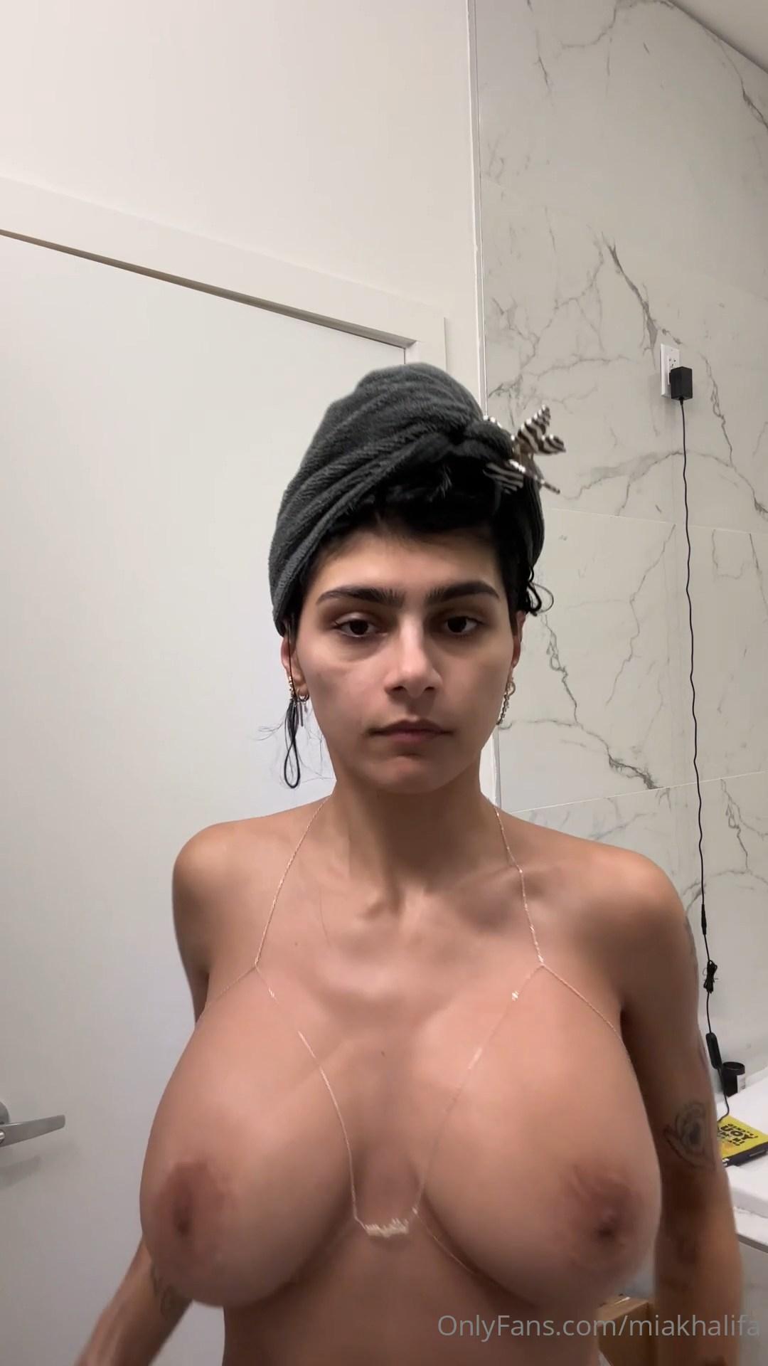 mia_khalifa_nude_dressing_onlyfans_video_leaked-kkhnik