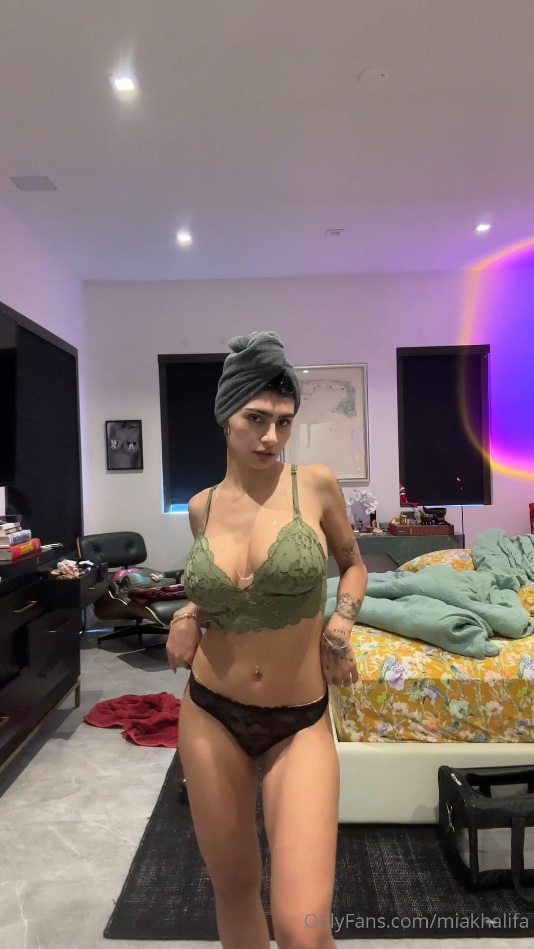 mia_khalifa_nude_dressing_onlyfans_video_leaked-sniayz
