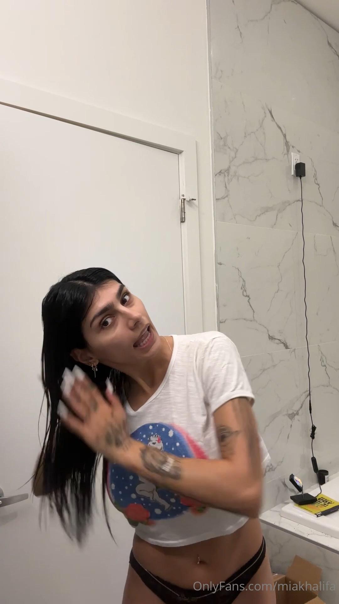 mia_khalifa_nude_dressing_onlyfans_video_leaked-vazgeb