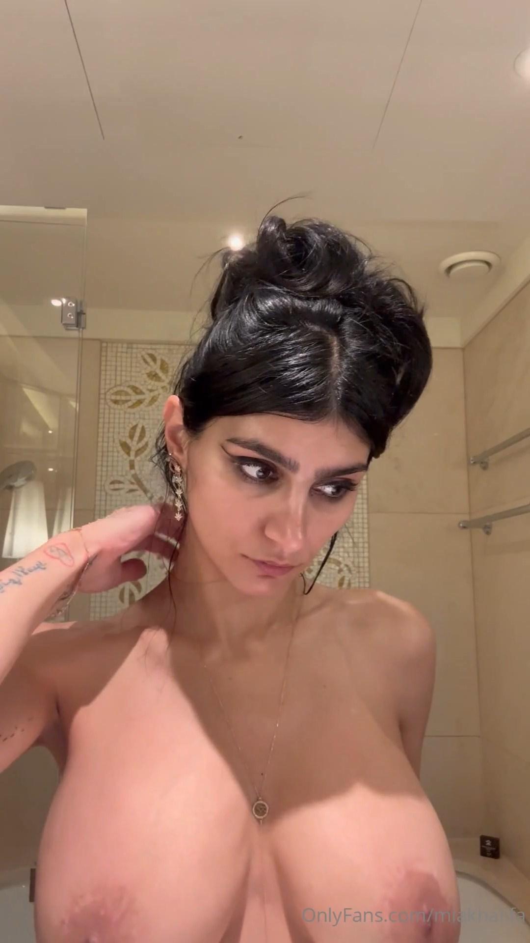 mia_khalifa_nude_teethbrushing_onlyfans_video_leaked-kpfwea