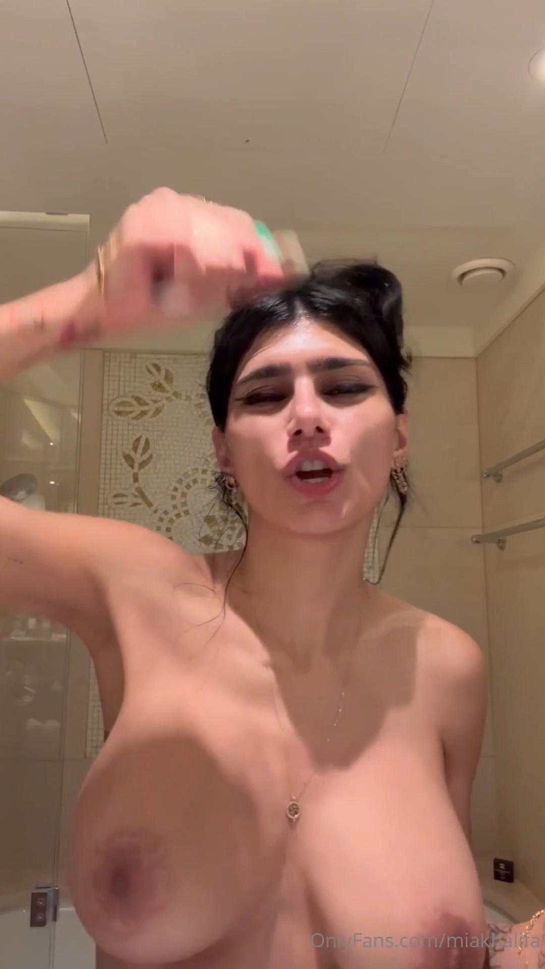 mia_khalifa_nude_teethbrushing_onlyfans_video_leaked-piinko