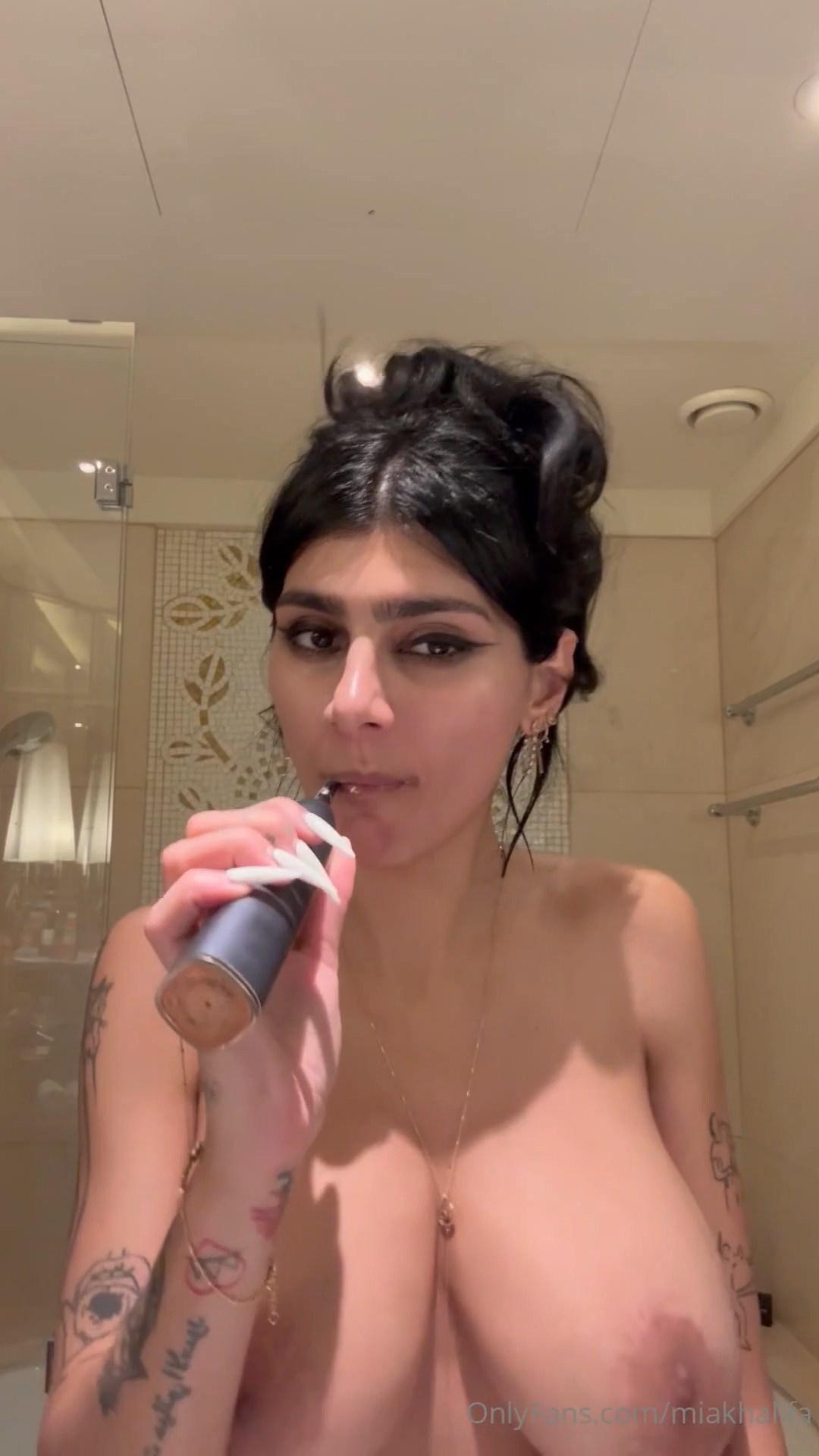 mia_khalifa_nude_teethbrushing_onlyfans_video_leaked-xrnyae