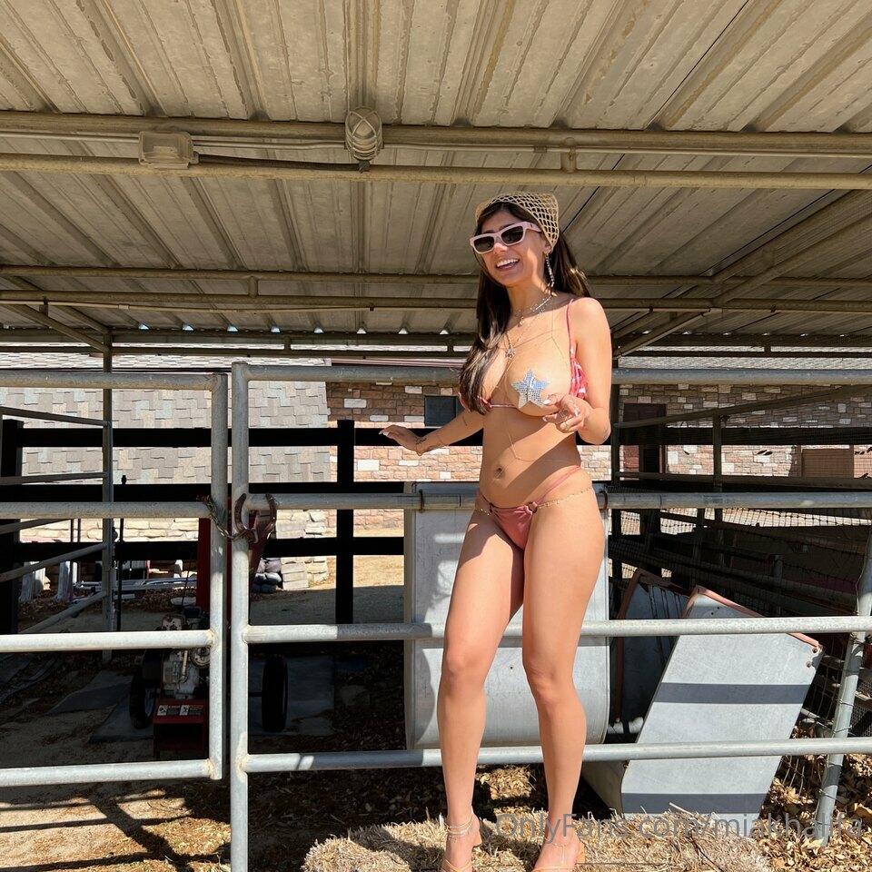 mia_khalifa_outdoor_farm_bikini_onlyfans_set_leaked-ihpxjn