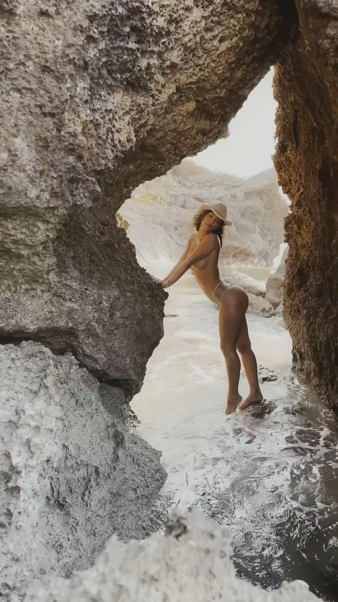 rachel_cook_nude_beach_bikini_posing_onlyfans_video_leaked-qbylib