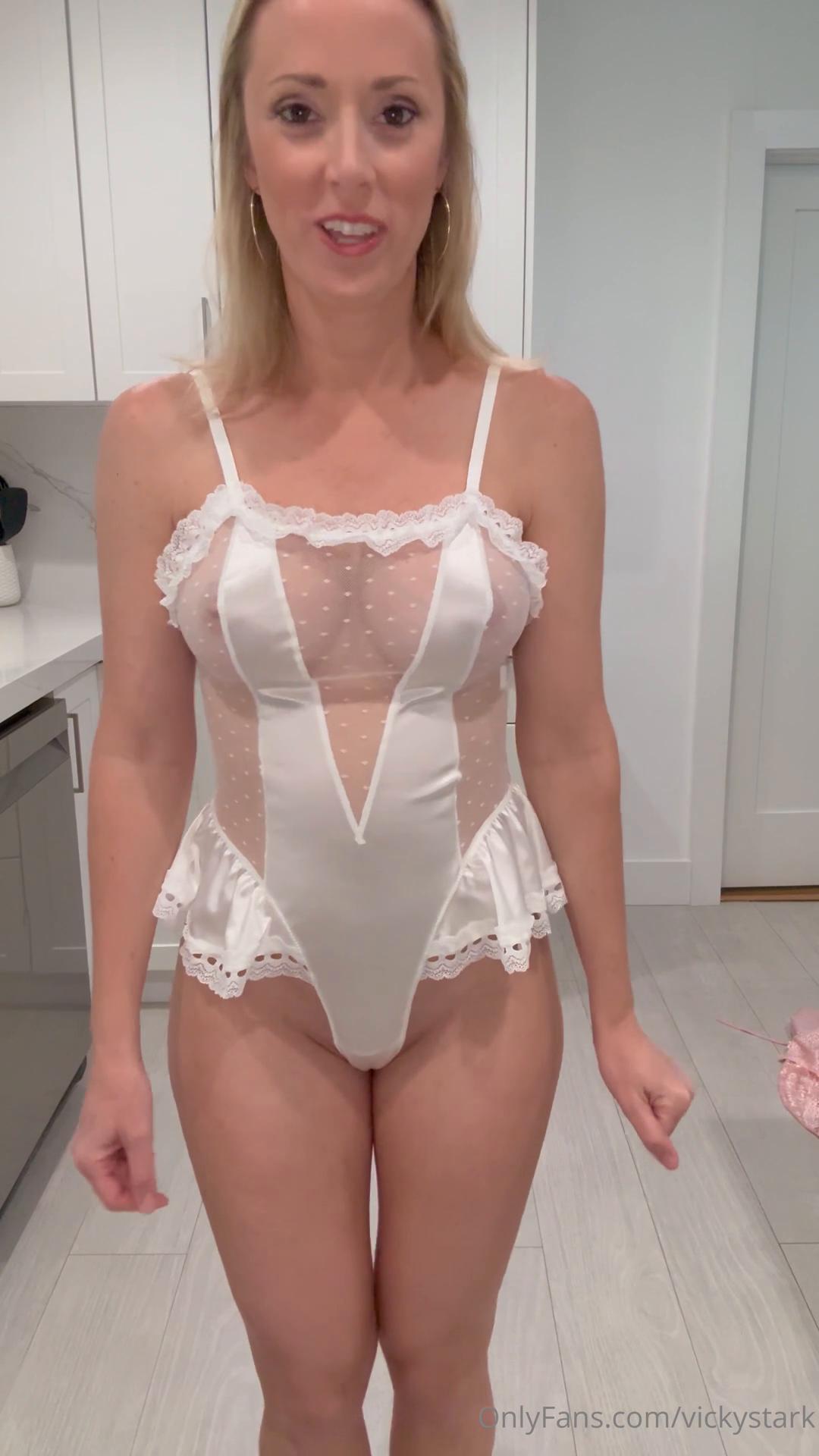 vicky_stark_nude_silk_nightwear_onlyfans_video_leaked-vqrxeh