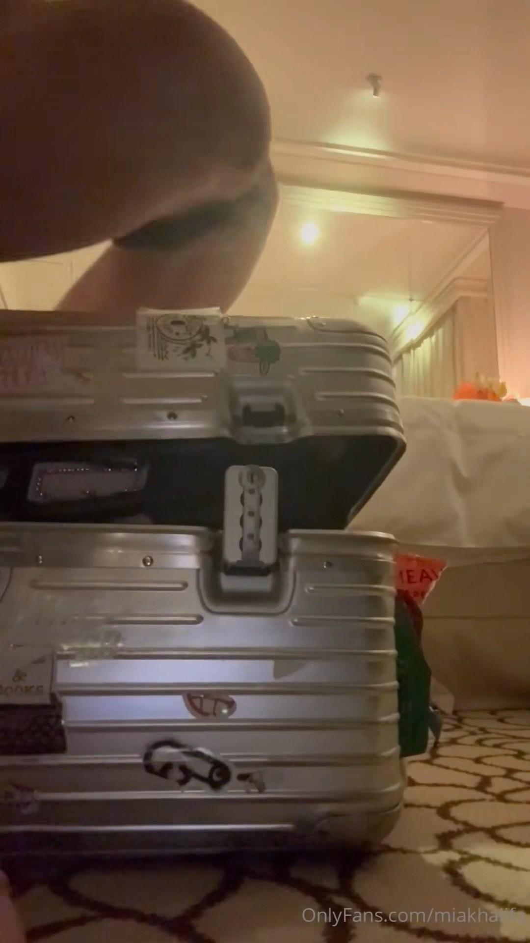 mia_khalifa_nude_luggage_packing_onlyfans_video_leaked-fiovzz
