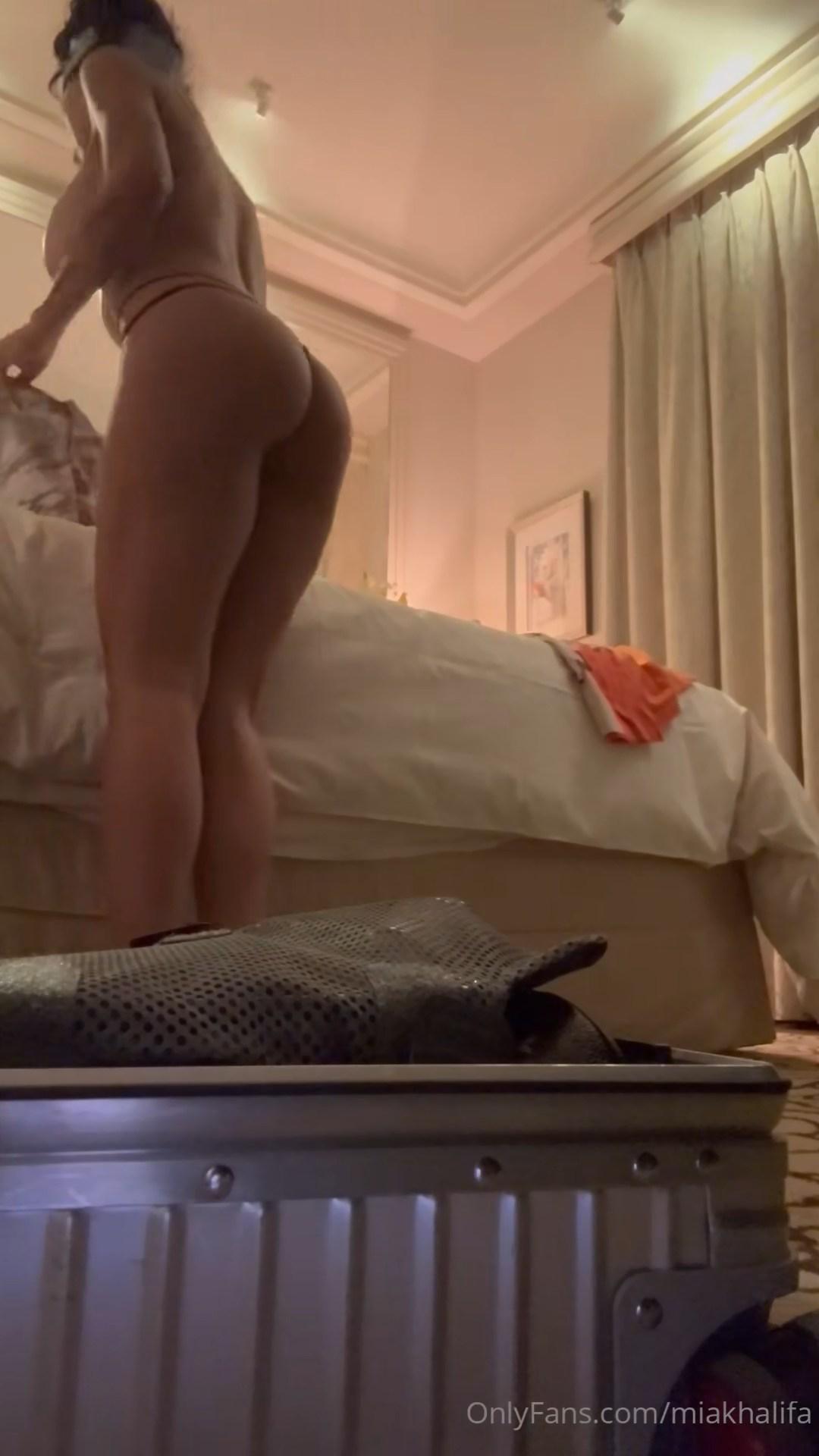 mia_khalifa_nude_luggage_packing_onlyfans_video_leaked-lptayv