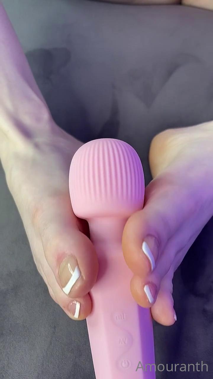 amouranth_bare_feet_vibrator_footjob_onlyfans_video_leaked-crdhjw