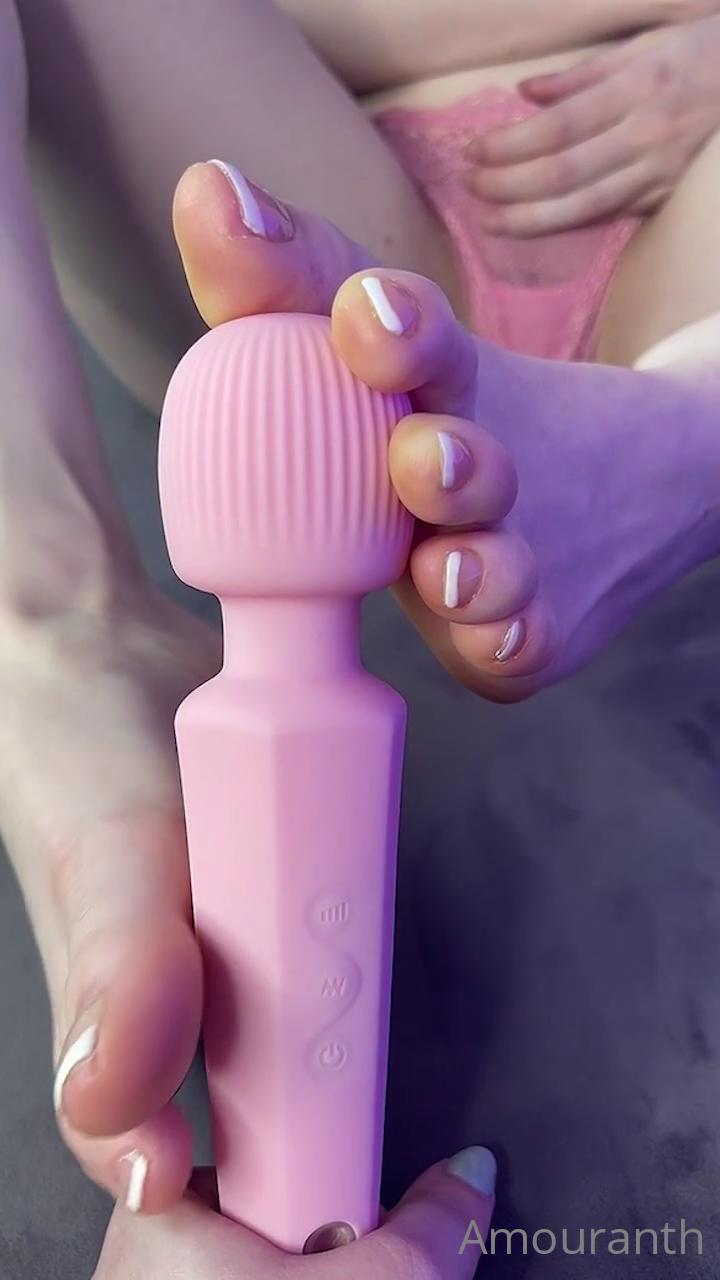 amouranth_bare_feet_vibrator_footjob_onlyfans_video_leaked-zadtom