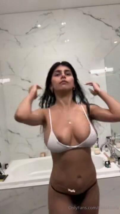 mia_khalifa_nude_nipple_slip_onlyfans_livestream_leaked-nkwisj
