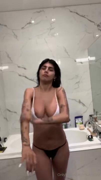 mia_khalifa_nude_nipple_slip_onlyfans_livestream_leaked-qshjow