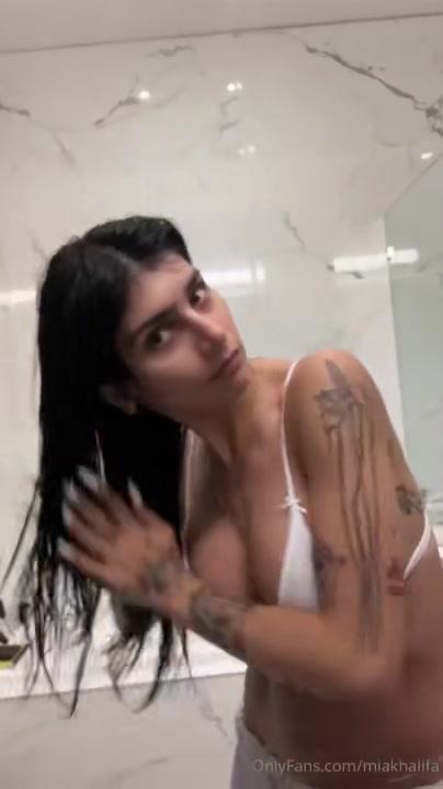mia_khalifa_nude_nipple_slip_onlyfans_livestream_leaked-rnlrke