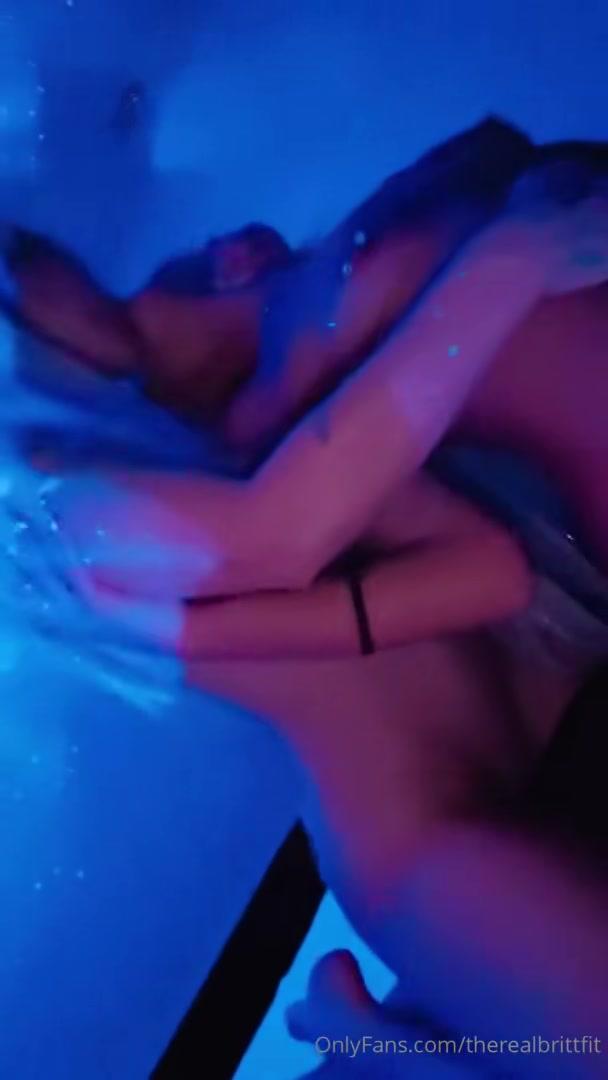 therealbrittfit_nude_threesome_sex_onlyfans_video_leaked-idukdw