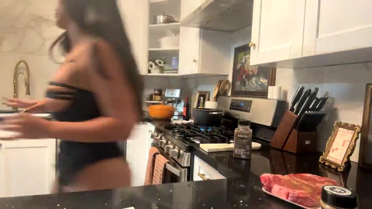 emily_rinaudo_lingerie_kitchen_livestream_onlyfans_video_leaked-ihqbue