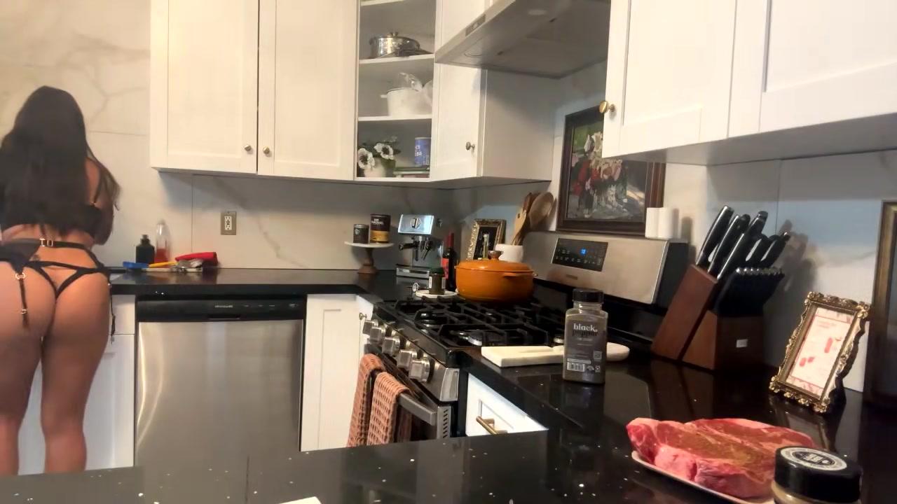 emily_rinaudo_lingerie_kitchen_livestream_onlyfans_video_leaked-mncsua