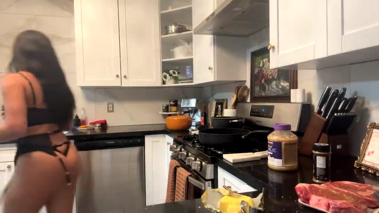 emily_rinaudo_lingerie_kitchen_livestream_onlyfans_video_leaked-saajci