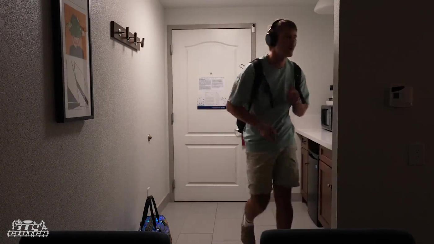 elly_clutch_nude_hotel_room_intruder_onlyfans_video_leaked-axphsh