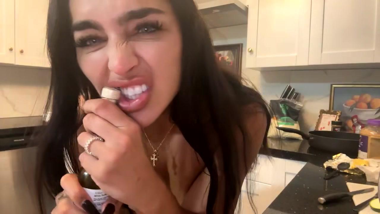 emily_rinaudo_nude_kitchen_cooking_onlyfans_video_leaked-mskbzx