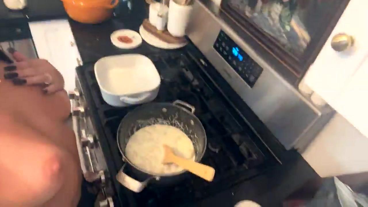 emily_rinaudo_nude_kitchen_cooking_onlyfans_video_leaked-nqoyfw