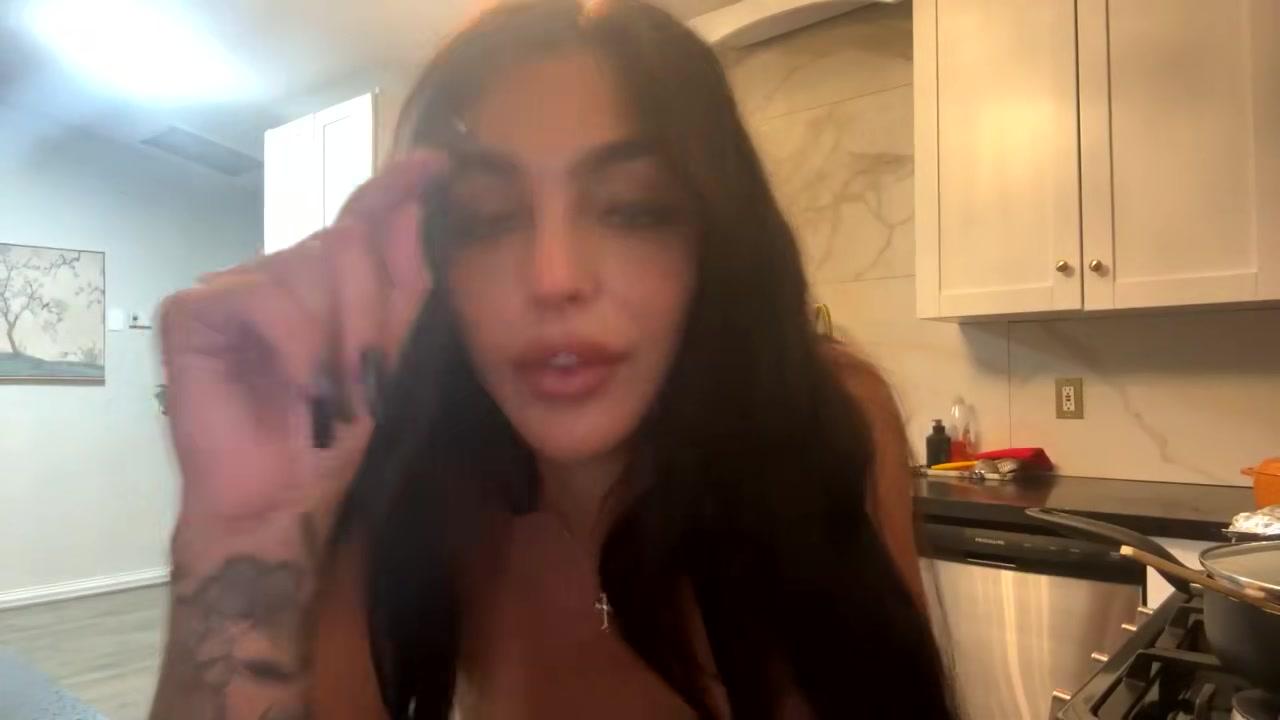emily_rinaudo_nude_kitchen_onlyfans_livestream_leaked-lchhvi