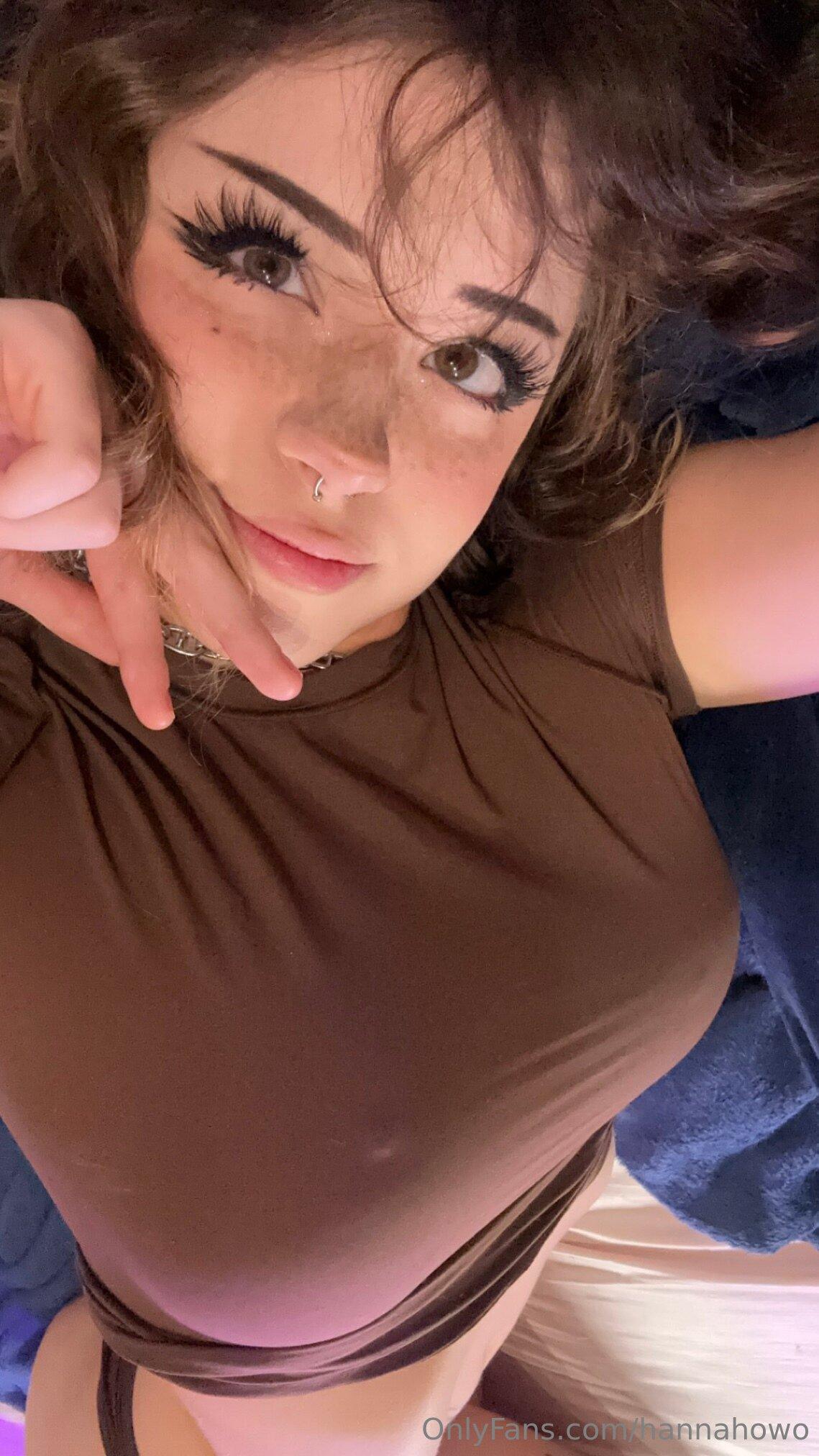 hannah_owo_nude_shirt_strip_selfies_onlyfans_set_leaked-dehymd
