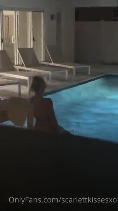 scarlettkissesxo_outdoor_pool_blowjob_onlyfans_video_leaked-mstmsc-influencers-gonewild