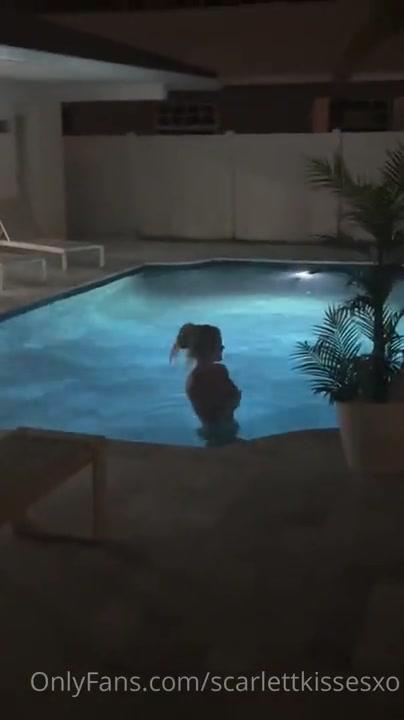 scarlettkissesxo_outdoor_pool_blowjob_onlyfans_video_leaked-neycvq-influencers-gonewild