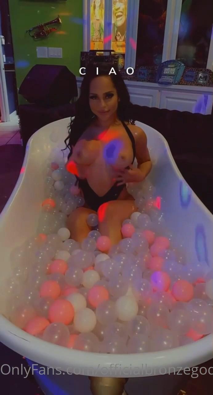 bronze_goddess_nude_bath_tub_tease_onlyfans_video_leaked-ppejlr-influencersgonewild