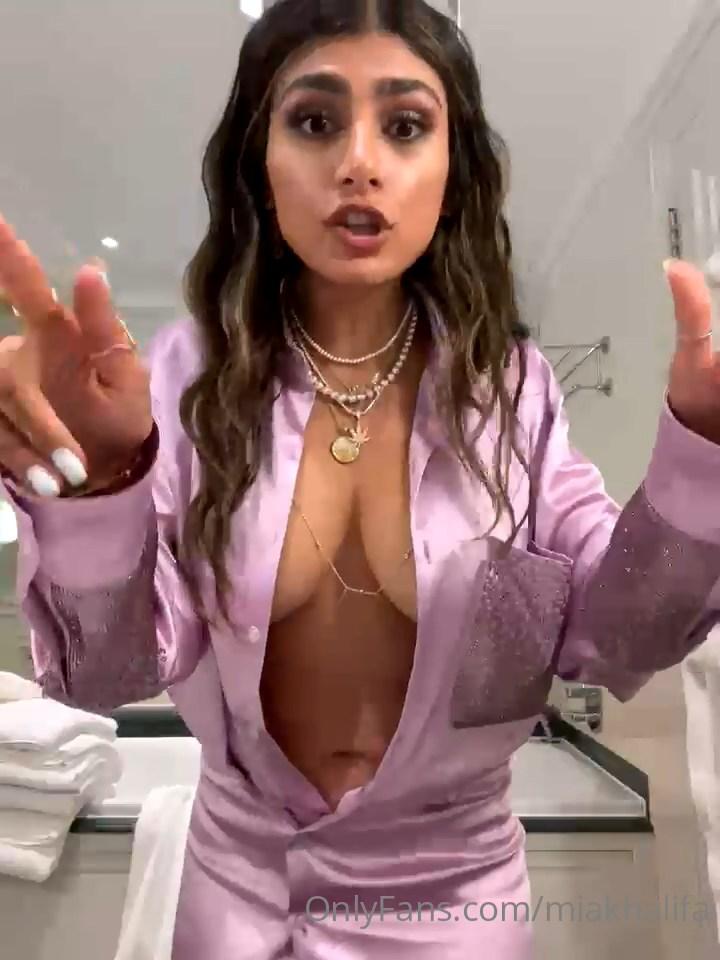 mia_khalifa_topless_high_heel_try-on_onlyfans_video_leaked-vpcghi-influencersgonewild