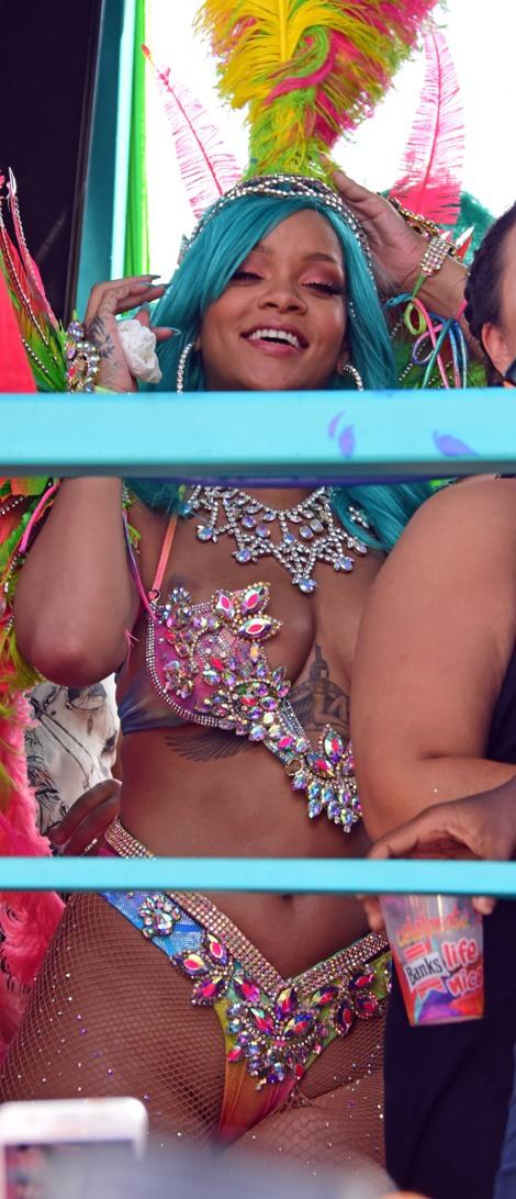 rihanna_barbados_festival_pussy_slip_leaked-losuar-influencersgonewild
