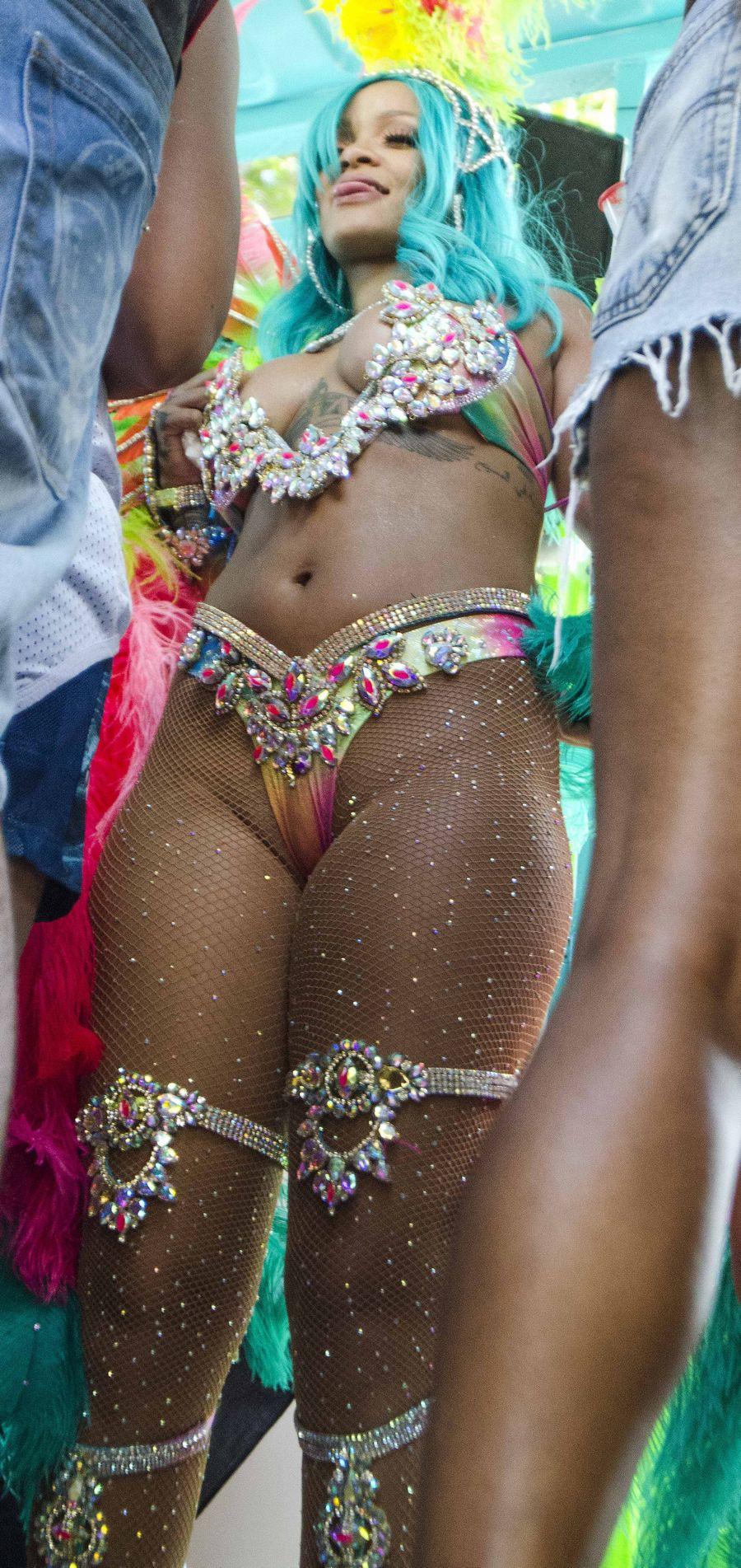 rihanna_barbados_festival_pussy_slip_leaked-voxexx-influencersgonewild