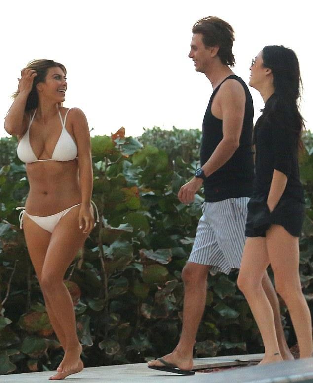 kim_kardashian_candid_bikini_beach_set_leaked-jdptra-influencersgonewild