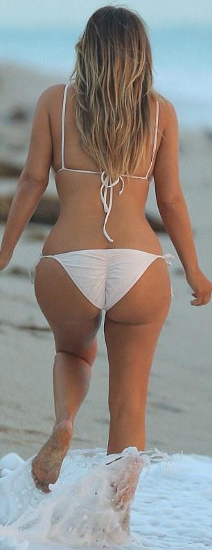 kim_kardashian_candid_bikini_beach_set_leaked-zkujrk-influencersgonewild