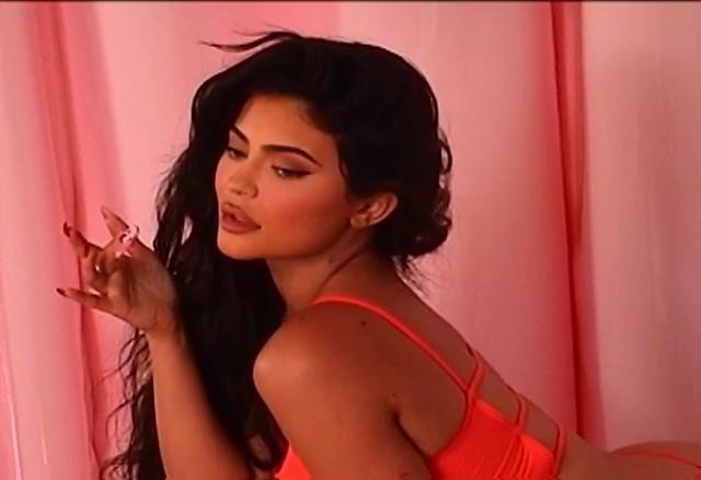 kylie_jenner_and_kim_kardashian_skims_lingerie_photoshoot-mdcwoh-influencersgonewild