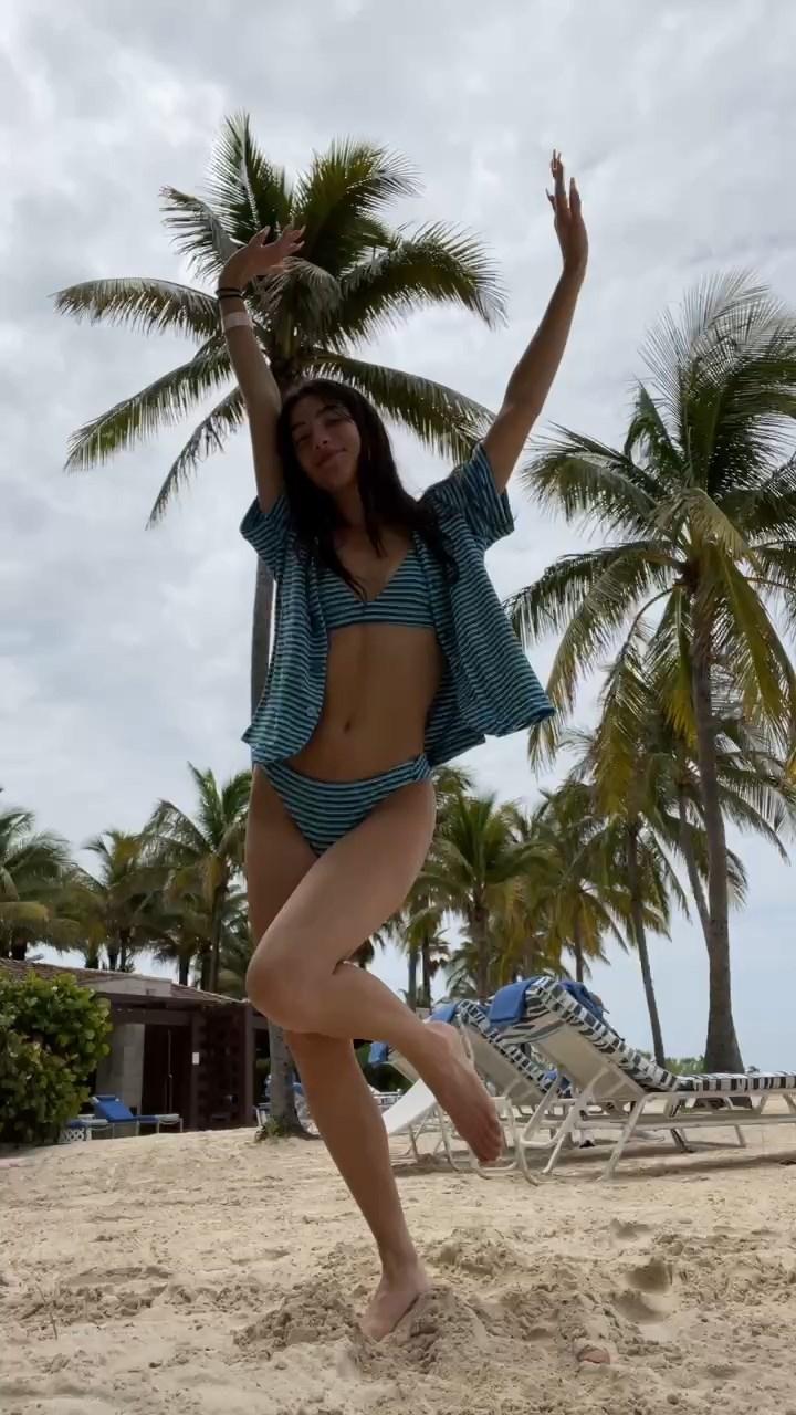 charli_damelio_bikini_beach_dance_video_leaked-ipdwfo-influencersgonewild