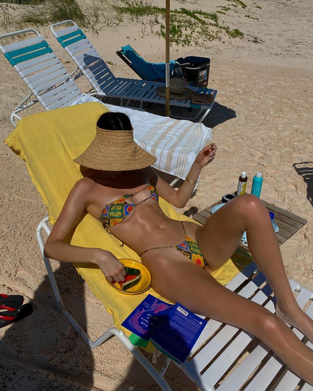 kendall_jenner_beach_bikini_candid_set_leaked-acnaxo-influencersgonewild
