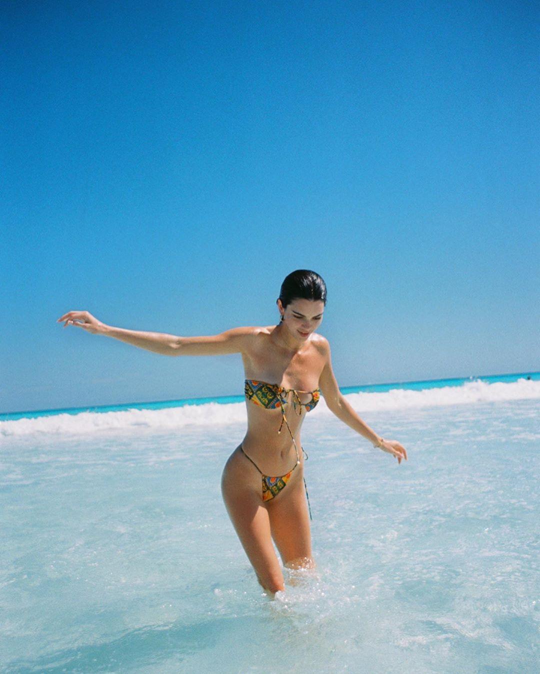 kendall_jenner_beach_bikini_candid_set_leaked-cvzpvh-influencersgonewild